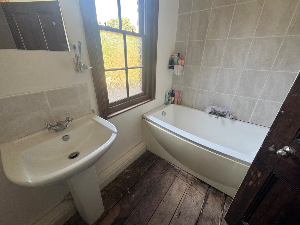 Lot: 144 - FREEHOLD DETACHED PERIOD FARMHOUSE, STUDIO APARTMENT OVER QUADRUPLE GARAGE - RESIDENTIAL INVESTMENT - Farmhouse - second bathroom